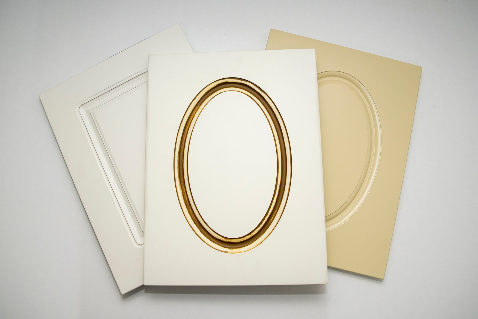 Fronturi MDF cu medalion oval frezat, unul cu contur auriu