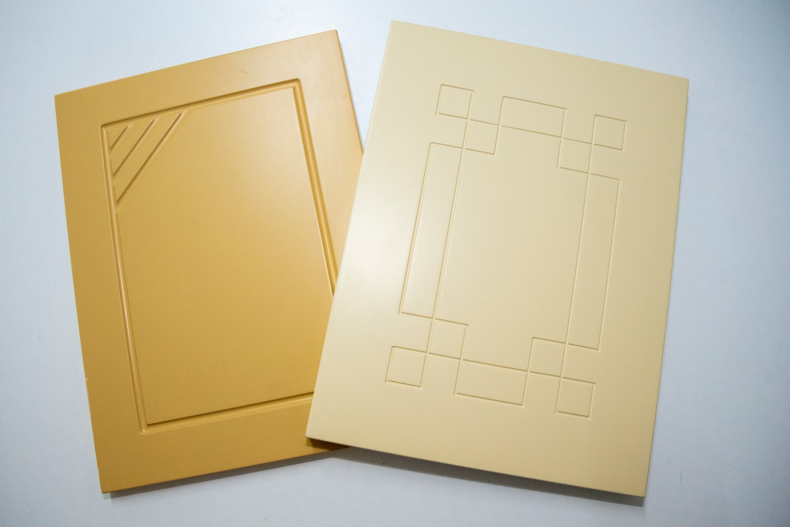 Două fronturi MDF cu modele geometrice frezate, vopsite galben și crem