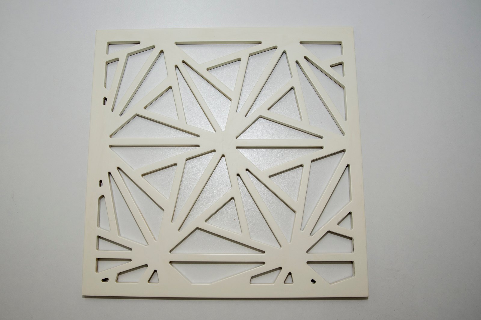 Panou MDF decupat cu model de linii, vopsit crem