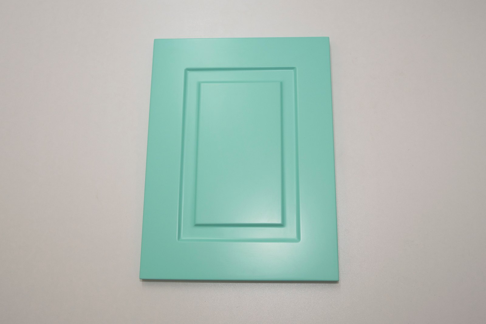Front MDF verde mentă cu ramă frezată în trepte