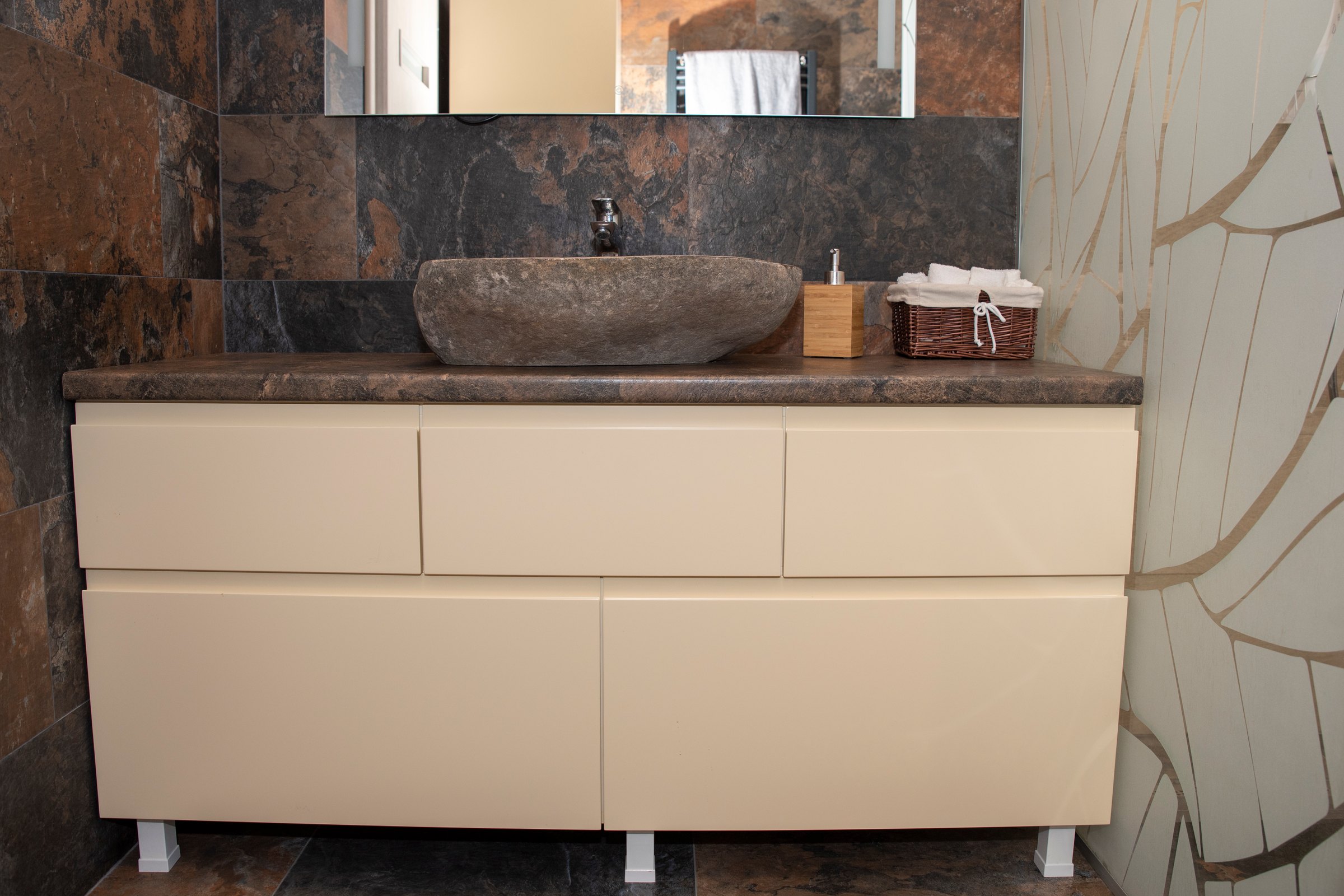 Mobilier de baie crem mat cu lavoar din piatră