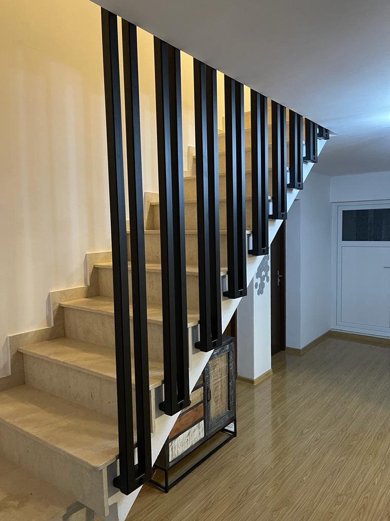 Balustradă din profile metalice negre pe toată înălțimea scării