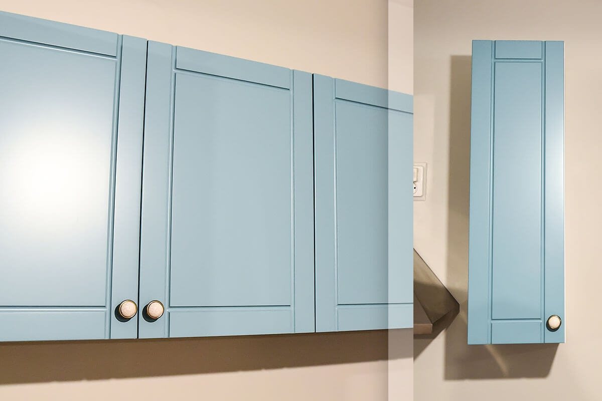 Detaliu cu corpuri superioare bleu deasupra blatului