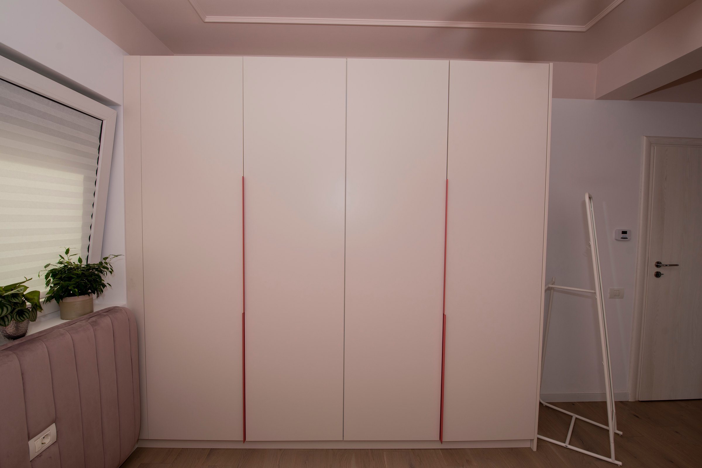 Dulap alb cu patru uși și mânere verticale roz