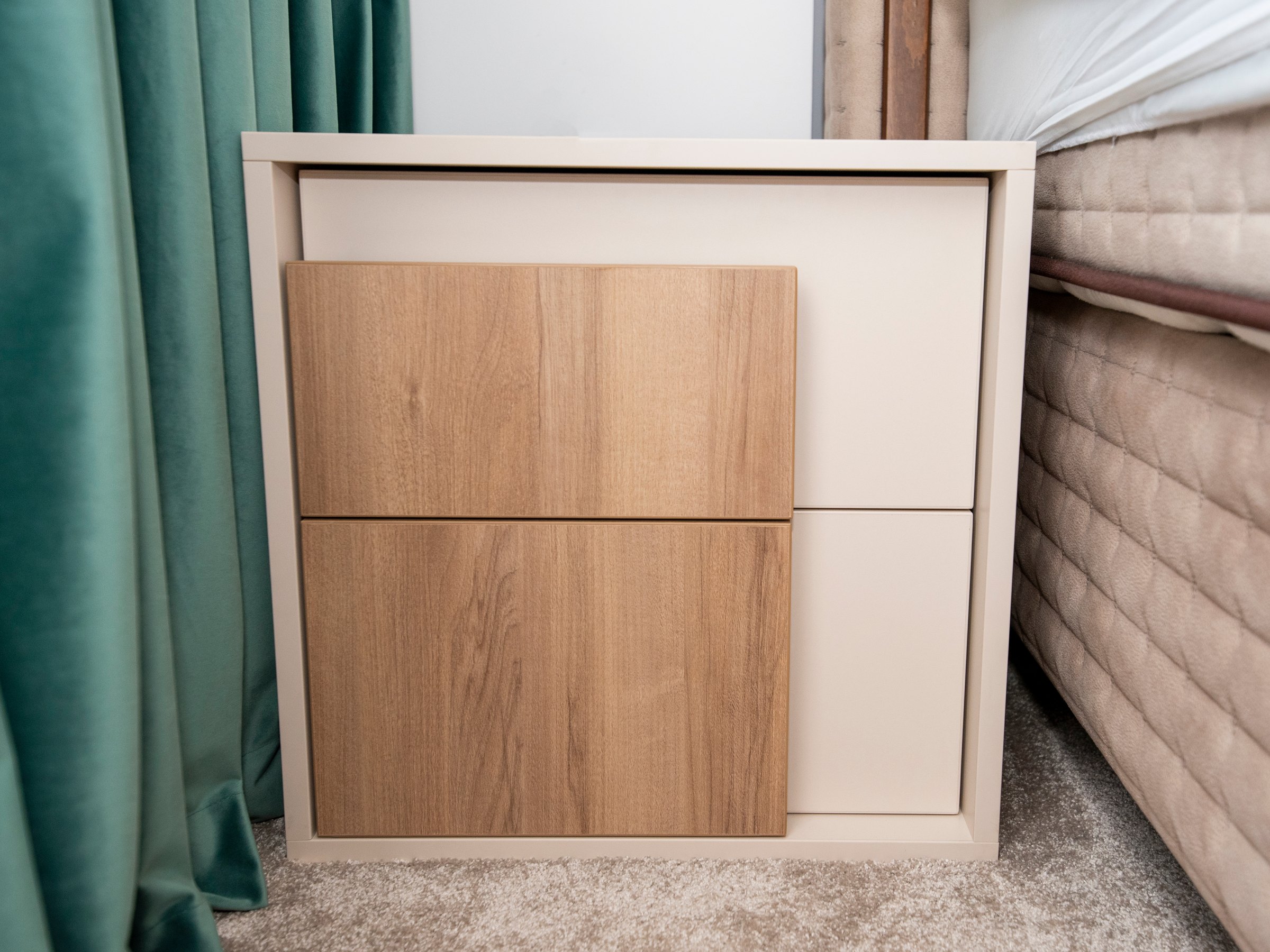 Noptieră crem cu fronturi în decor de stejar