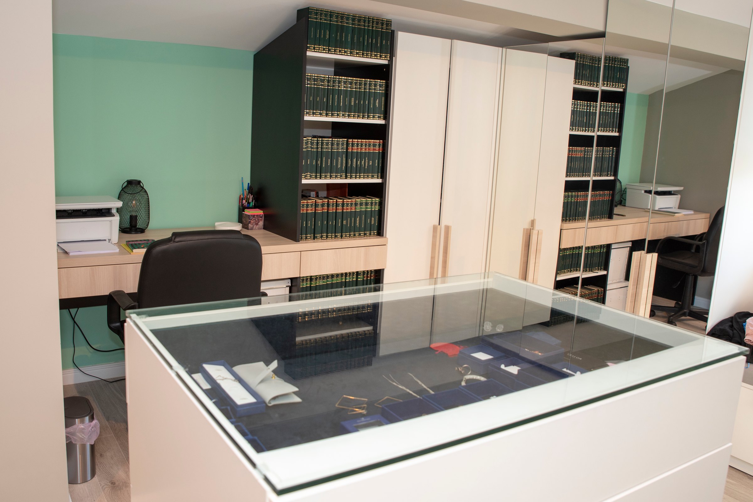 Dressing cu insulă cu blat de sticlă, birou și bibliotecă verde