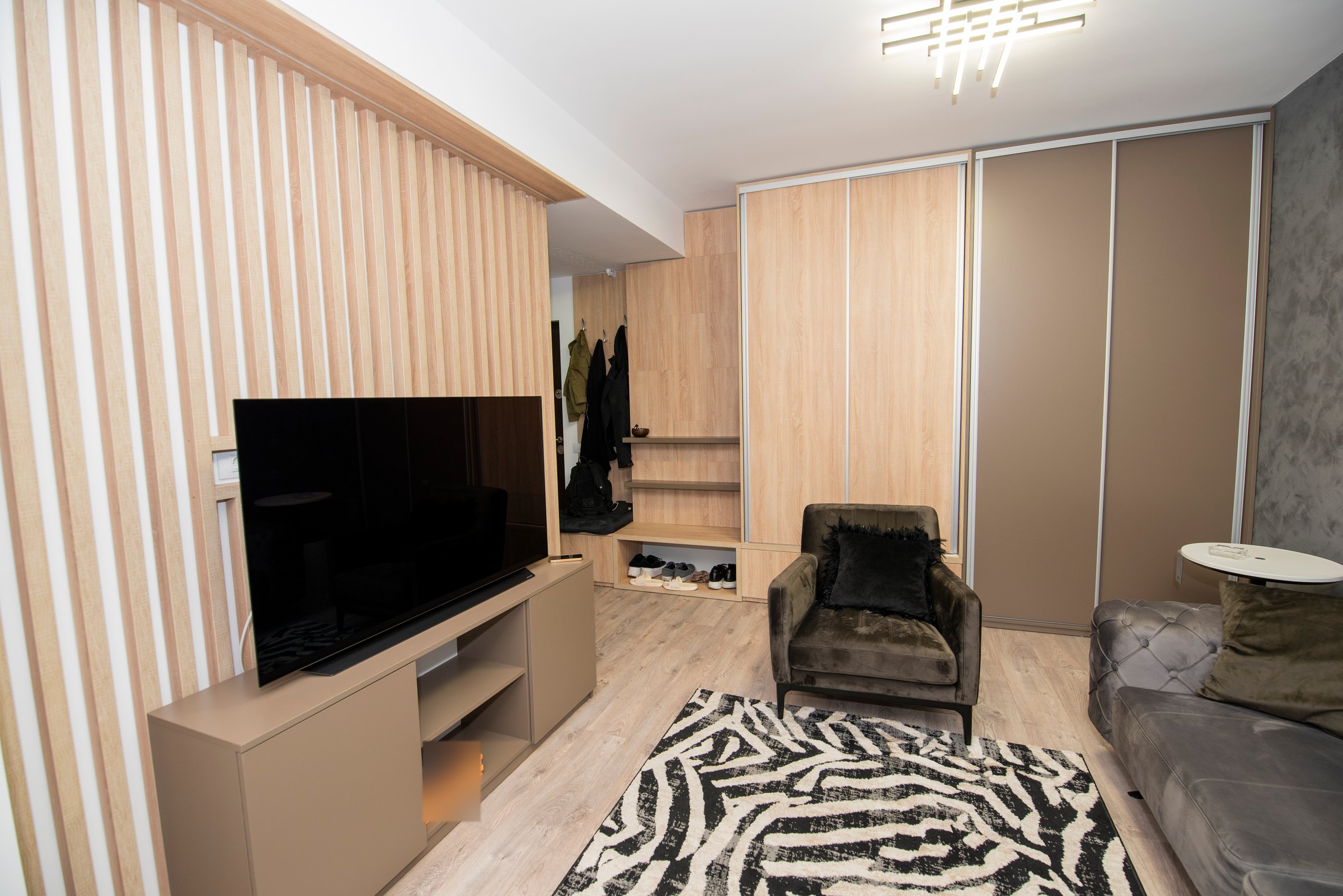 Paravanul din lamele văzut din lateral, cu dulapul glisant în spate