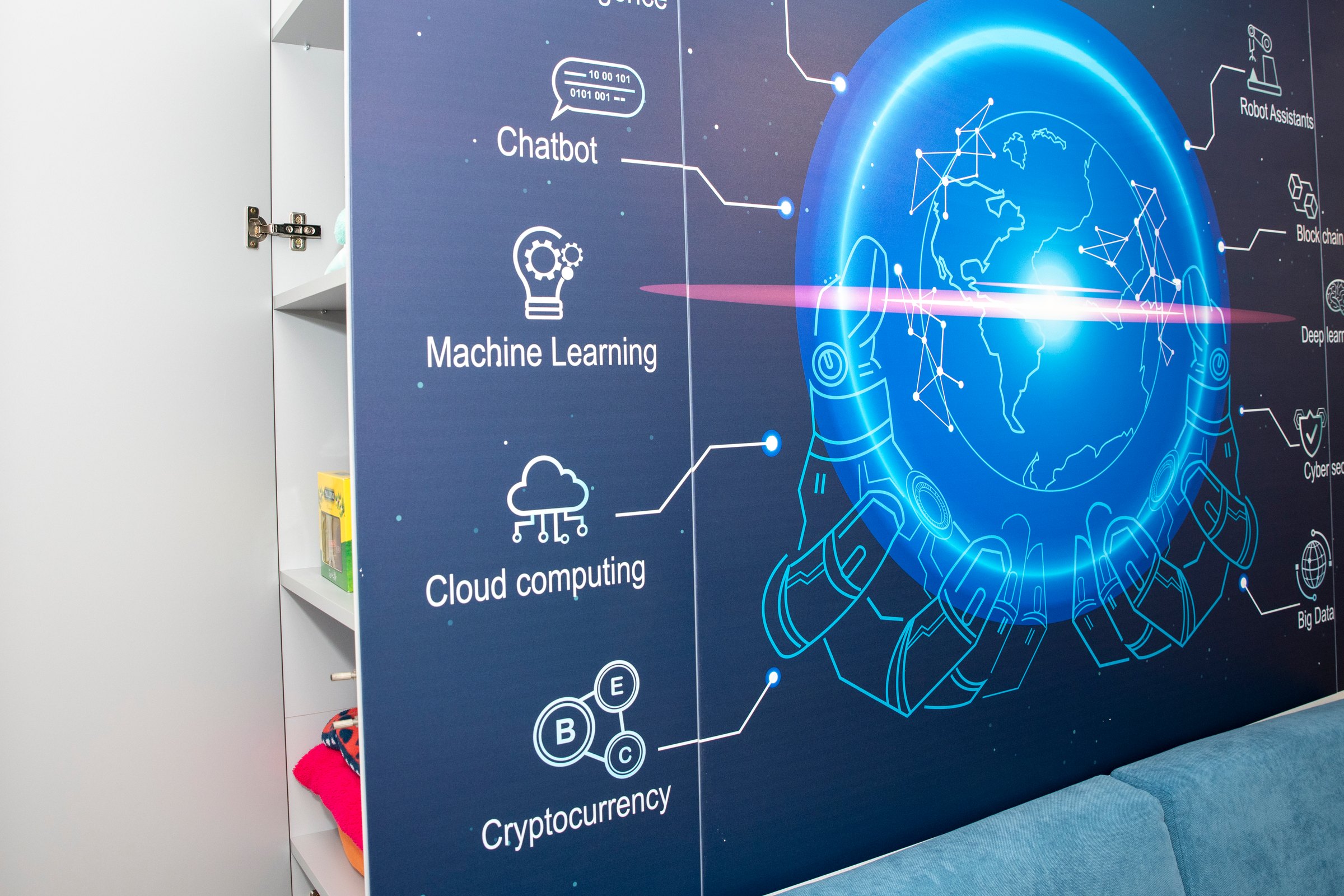 Corp alb lateral cu rafturi, lângă panoul imprimat