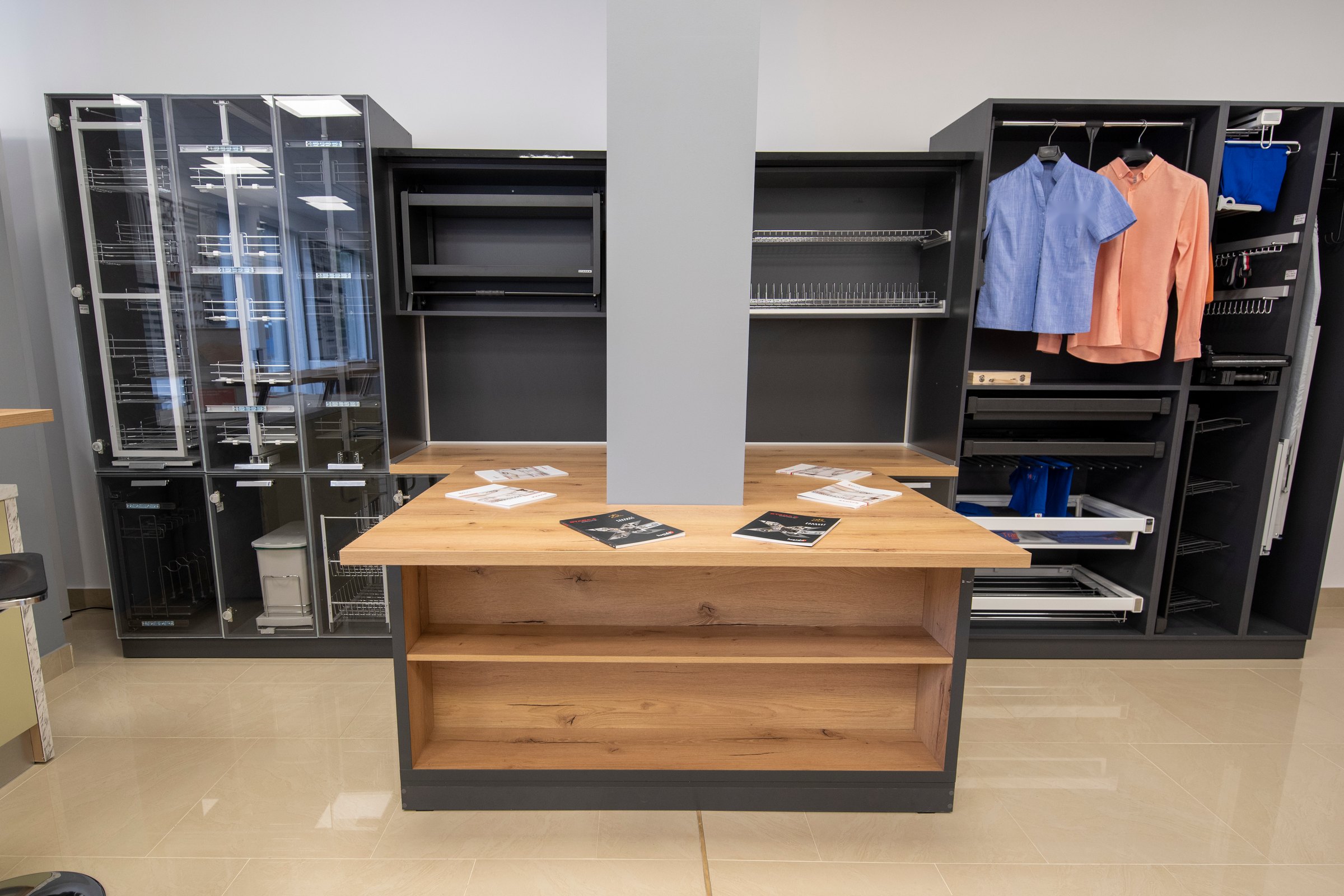 Insulă de showroom din stejar și antracit cu rafturi deschise