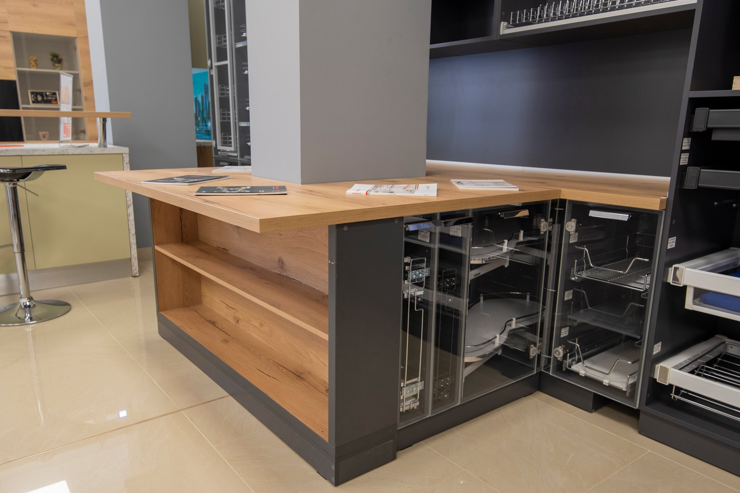 Insulă de showroom cu sisteme de colț expuse